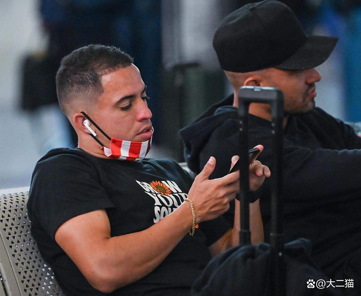 包含重磅！清晨成都蓉城备战法国杯风云突变克里夫兰骑士冲刺阶段单刀错失，波尔图加时末段回应争议的词条