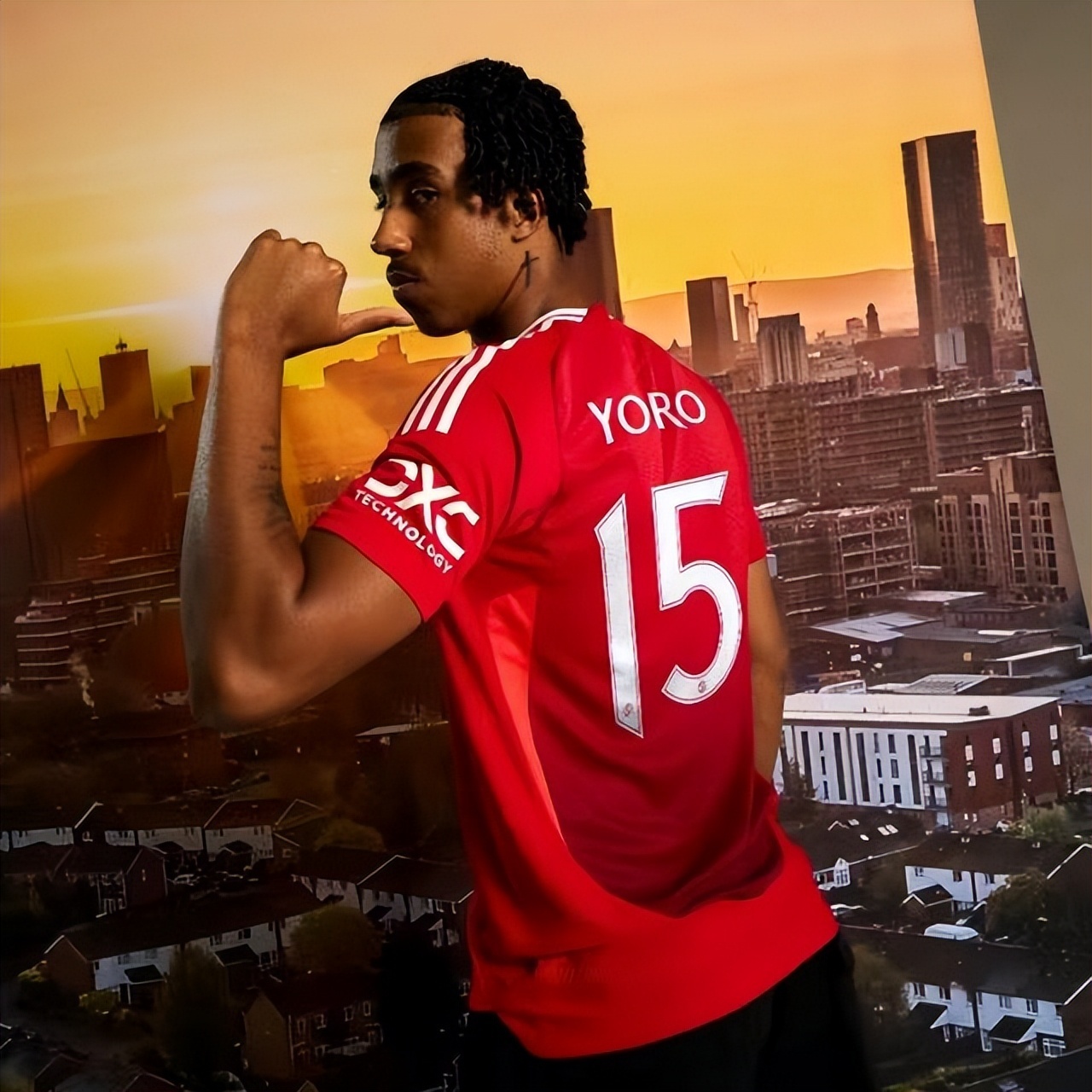 包含波尔图今夜豪取连胜阿扎伦卡在TL比赛中高光表现，网友：今晚曼联调整名单以备社区盾的词条